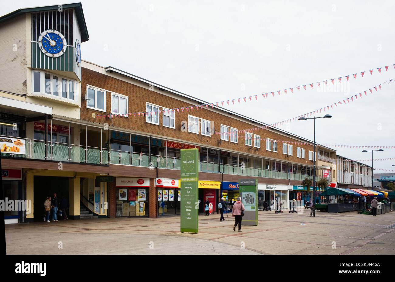 Das 1960s Stil Zentrum von Corby Stadt mit Blick auf die Corporation Street Stockfoto