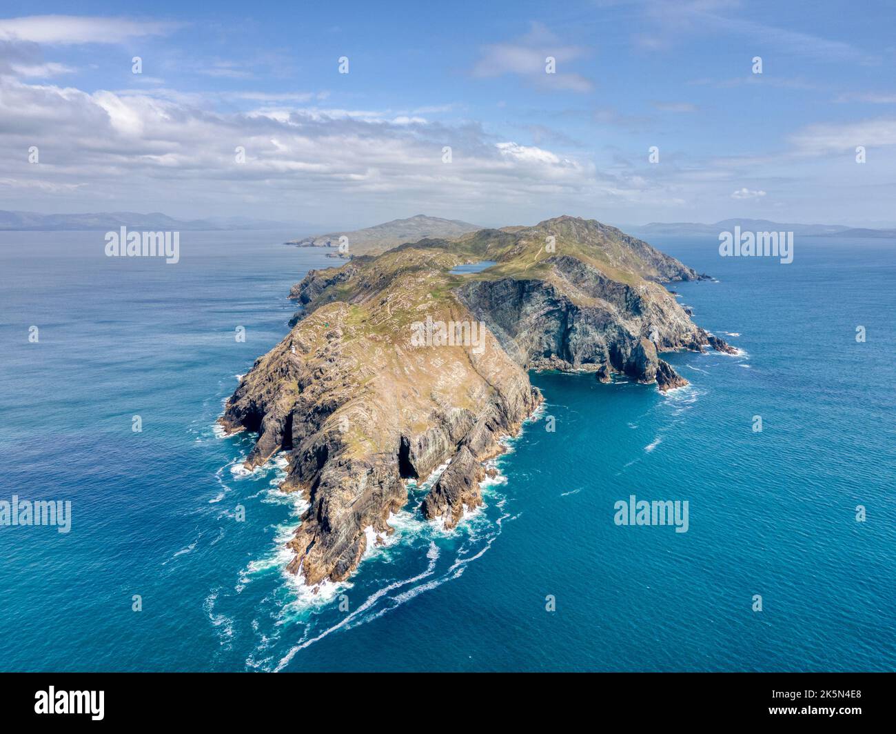 Irland, West Cork, Sheep's Head Lighthouse, Drohne geschossen. Tag leicht, gutes Wetter. Stockfoto