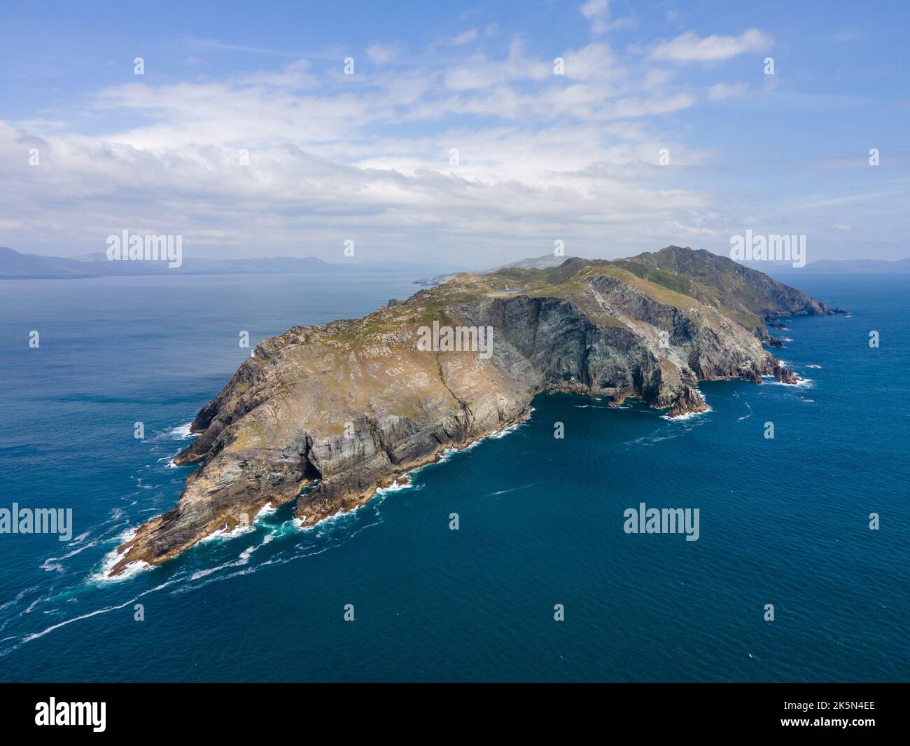 Irland, West Cork, Sheep's Head Lighthouse, Drohne geschossen. Tag leicht, gutes Wetter. Stockfoto