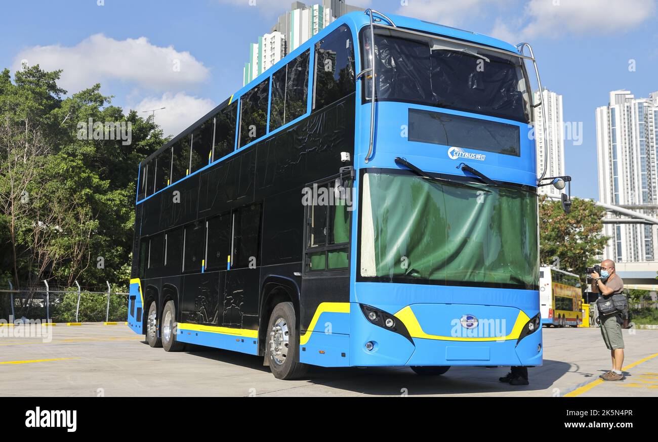 Medienbesprechung zum ersten Tri-Achs-Doppeldeckelbus mit Wasserstoff-Brennstoffzelle am Citybus West Kowloon Depot. 28JUN22 SCMP/Edmond so Stockfoto