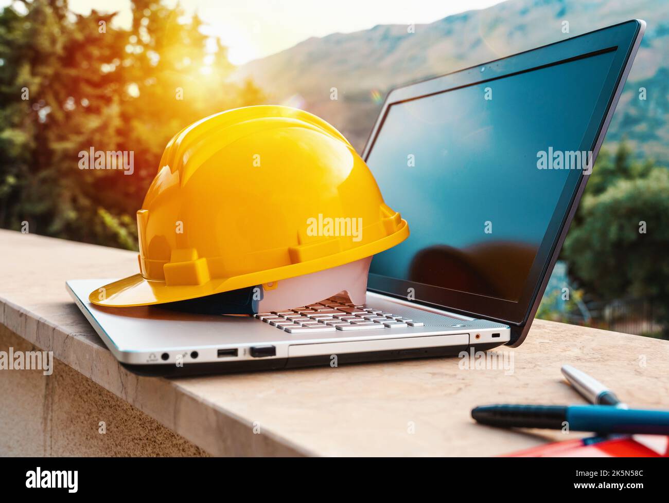 Laptop eines Architekten, der ein Haus plant Stockfoto