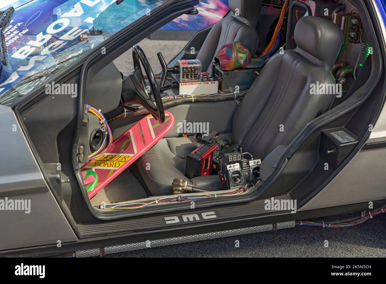 NEW YORK, NEW YORK - 08. OKTOBER: Filmrequisiten in einem DMC-12 'Time Machine'-Auto der DeLorean Motor Company von 'Zurück in die Zukunft', gesehen während der New York Comic Con 2022 im Jacob Javits Center am 08. Oktober 2022 in New York City. Kredit: Ron Adar/Alamy Live Nachrichten Stockfoto