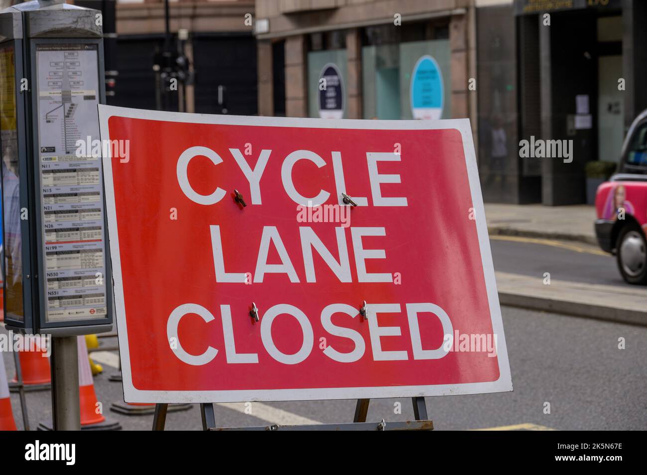 LONDON - 21. Mai 2022: Cycle Land Closed temporäres Verkehrsschild am Straßenrand Stockfoto