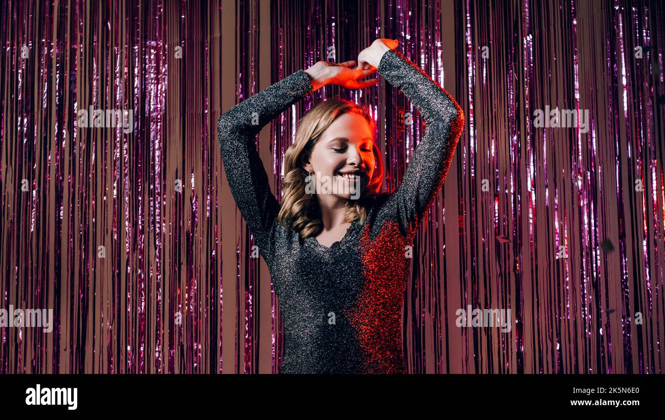 Firmenfeier glückliche Frau Feiertagsfeier Stockfoto