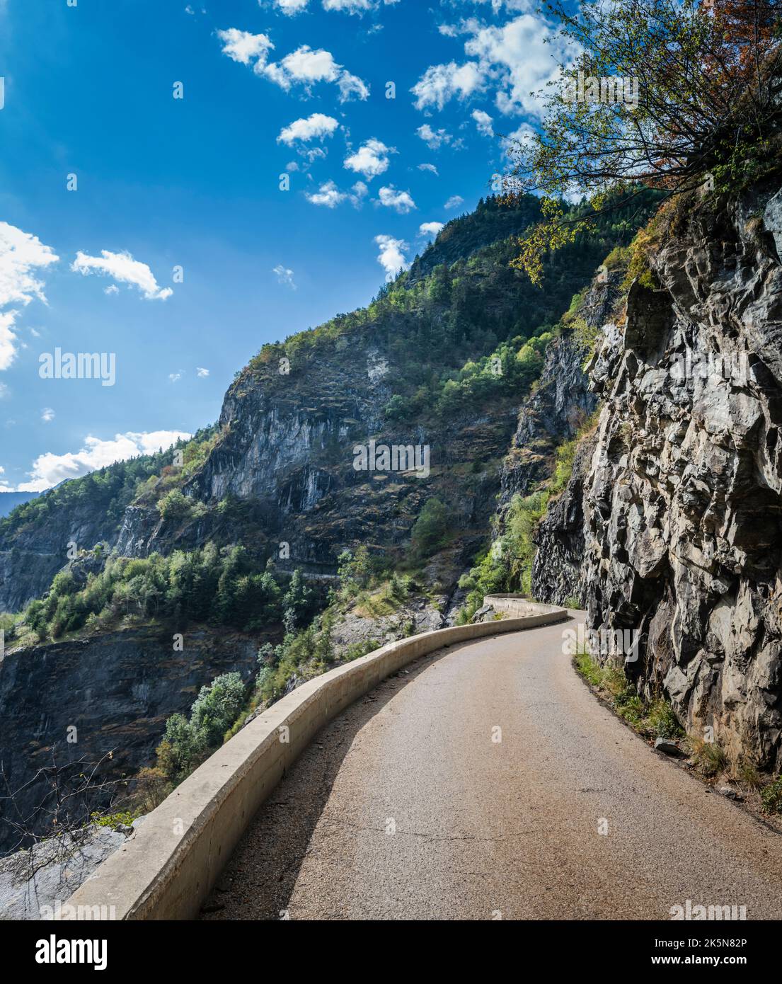 Die Balkonstraße von Bourg d'Oisans nach Villard Notre Dame, Französische Alpen, gilt als eine anspruchsvolle Fahrt mit ausgezeichneter Aussicht. Stockfoto