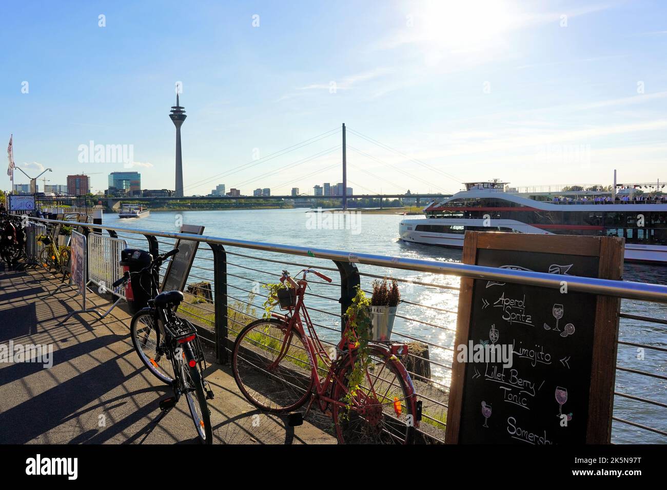 Rhein in Düsseldorf/Deutschland an einem Spätsommertag. Stockfoto