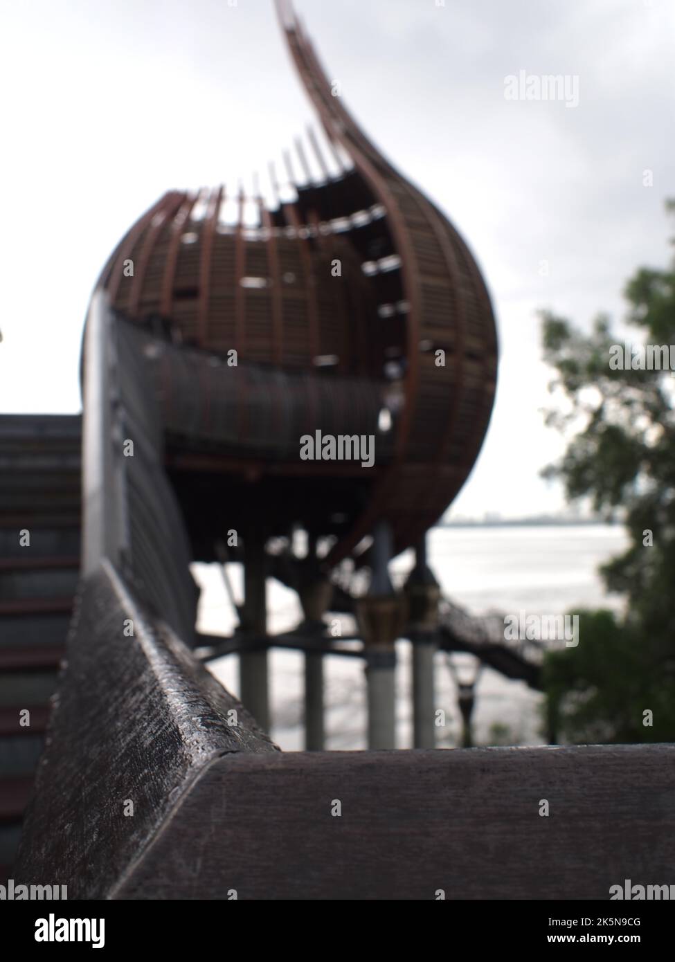 Eine vertikale Aufnahme der Architektur im Sungei Buloh Wetland Reserve in Singapur Stockfoto