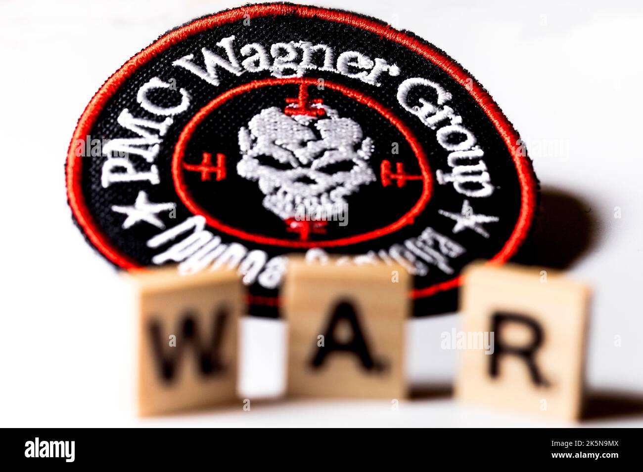 Ansicht eines Logos der russischen privaten Sicherheitsfirma 'Wagner Group' auf weißem Hintergrund Stockfoto