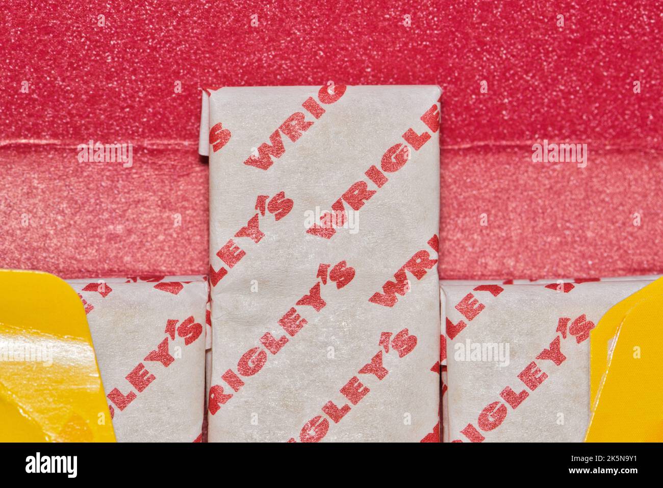 Houston, Texas USA 05-29-2022: Wrigleys Kaugummipaket-Makro zeigt eingewickelte Sticks und Firmennamen. US-amerikanisches multinationales Unternehmen. Stockfoto