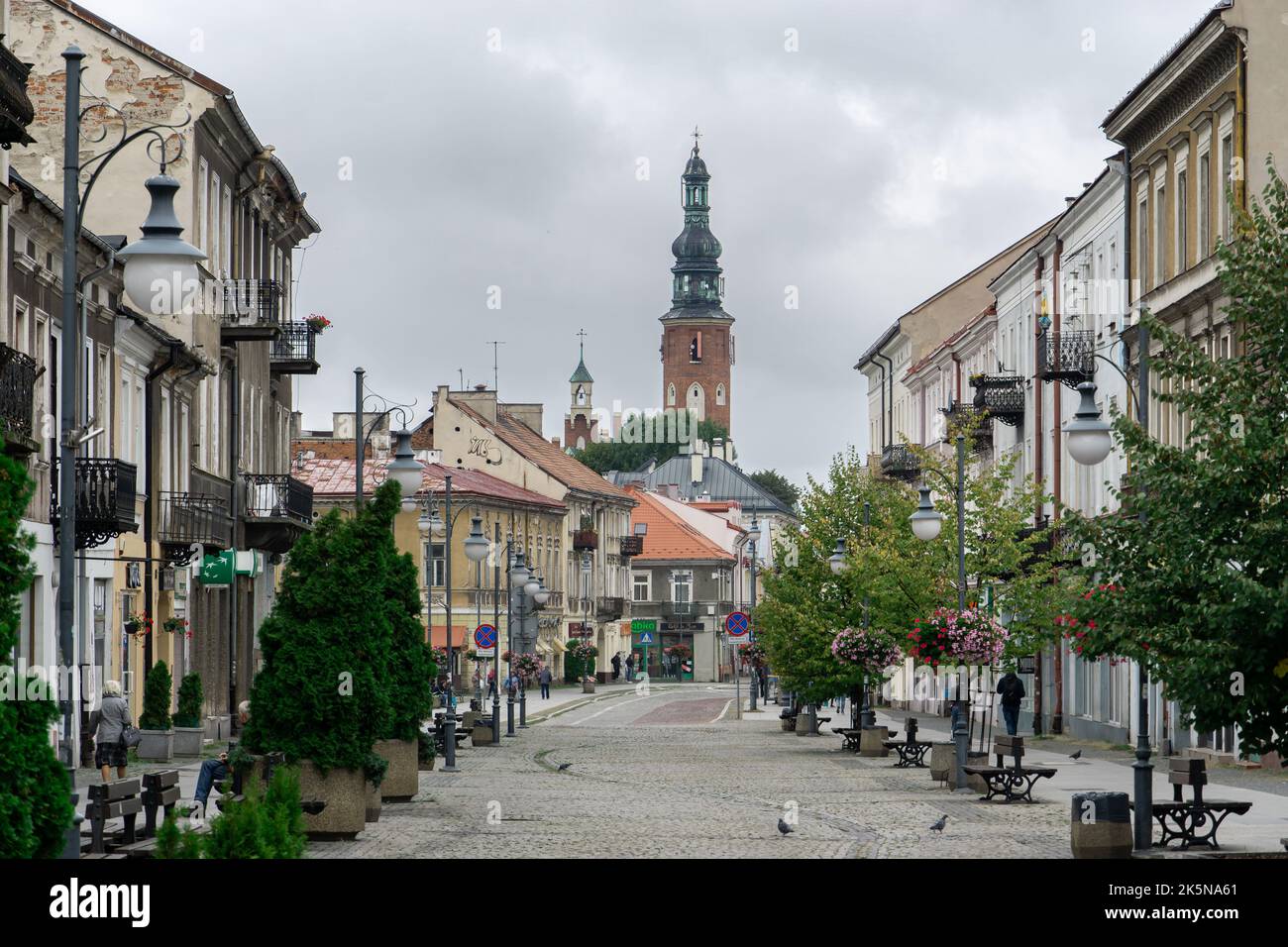 Zeromski Straße in Radom, Polen. Fußgängerzone im Stadtzentrum. Kirchturm von St. Jakob im Hintergrund Stockfoto