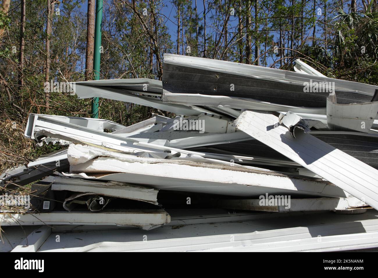 Trümmer von Häusern, die durch den Orkanen Ian zerstört wurden, liegen am Straßenrand und warten auf die Abholung in North Fort Myers, Florida, 8. Oktober 2022, © Katharine Andriotis Stockfoto