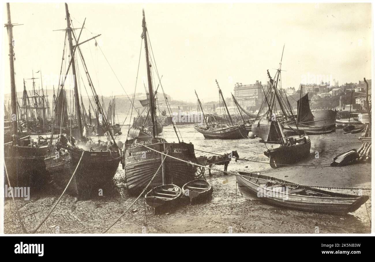 Francis Frith - Schiffe in Scarborough Harbour, England, Großbritannien. Stockfoto