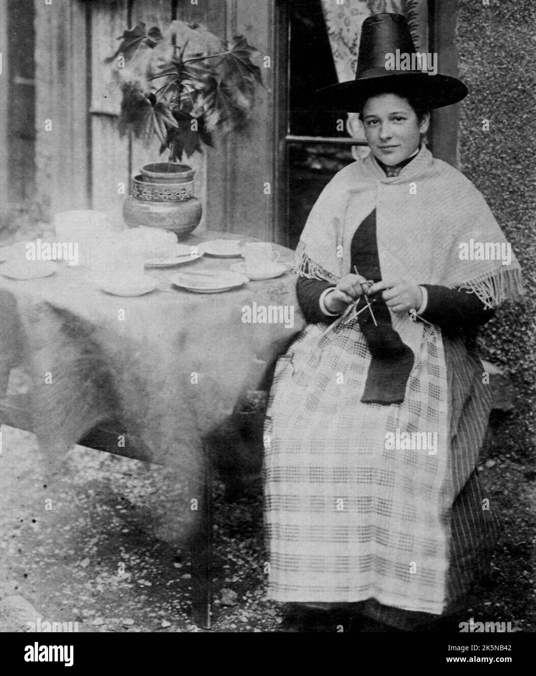 Francis Frith - Crocheting Frau im walisischen Kostüm. Stockfoto