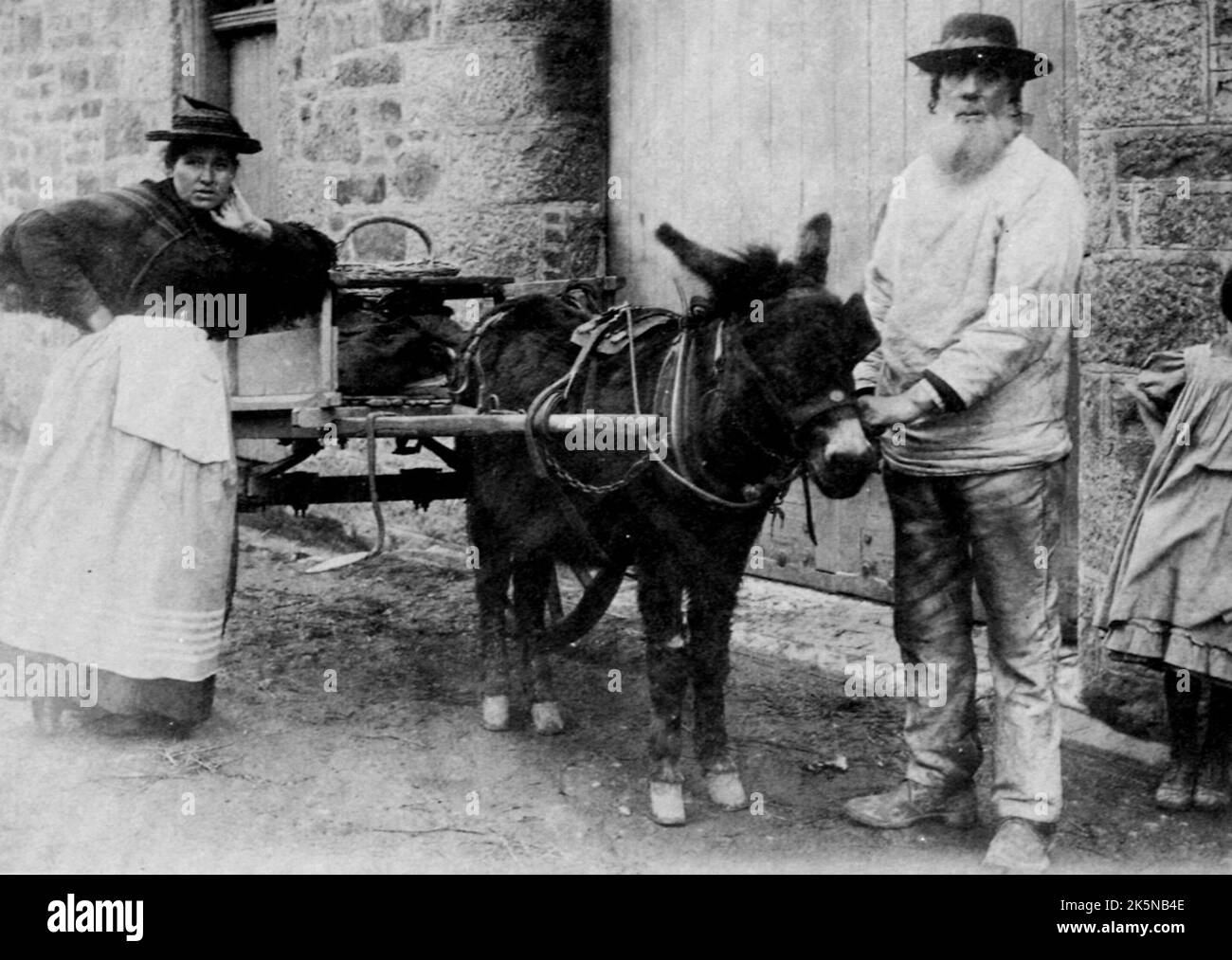 Francis Frith - Cornisches Paar mit Esel und Wagen in Penzance, Cornwall, England, Großbritannien. Stockfoto
