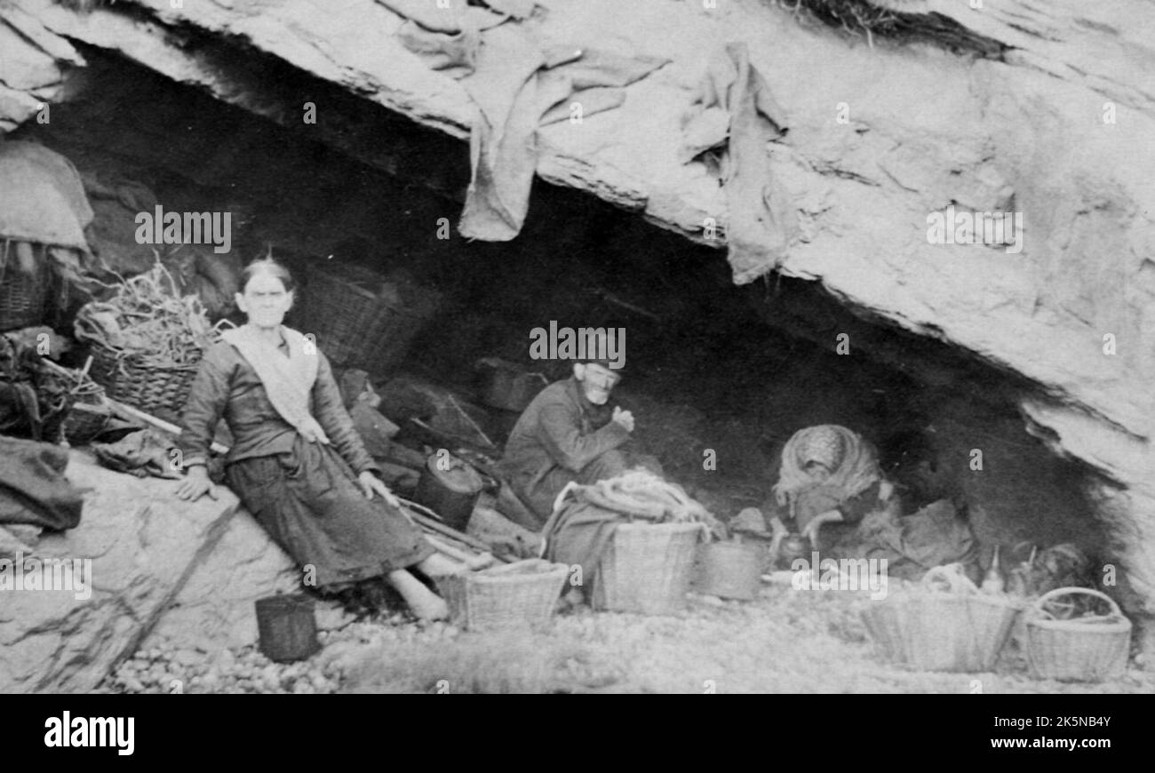 Francis Frith - Höhlenbewohner in Downderry, Cornwall, England, Großbritannien Stockfoto
