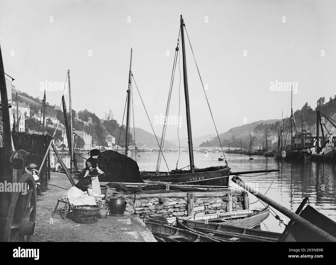 Francis Frith - West Looe Quay, Cornwall - Frauen am Kai, die Fische anschneiden Stockfoto