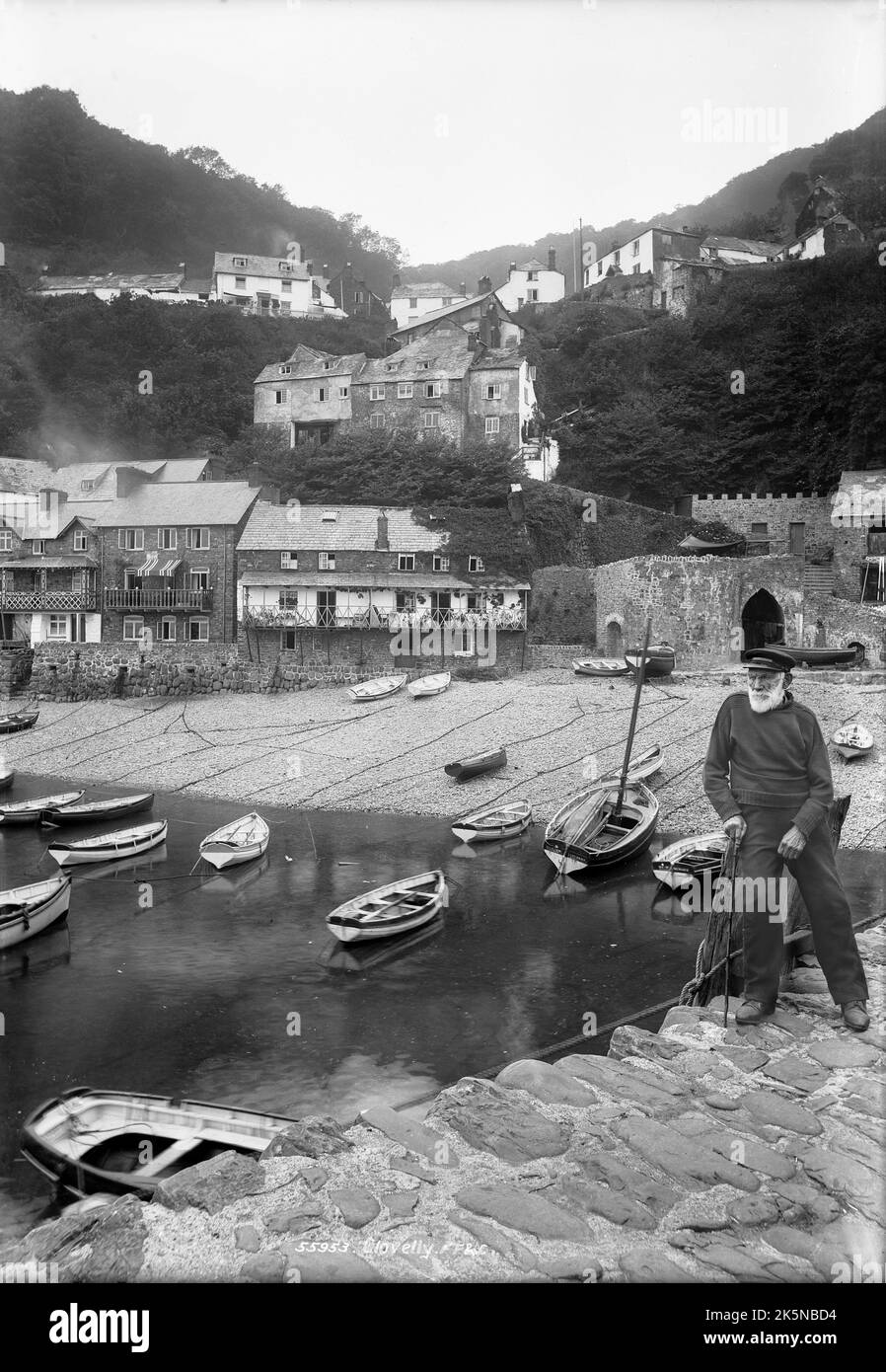 Francis Frith - Clovelly Harbour and Village - Devon, England, Großbritannien Stockfoto
