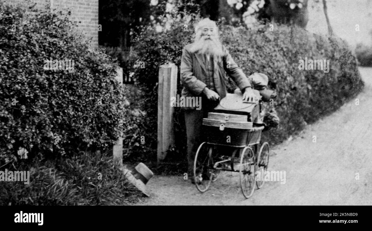 Francis Frith - älterer Gentleman mit Pram Stockfoto