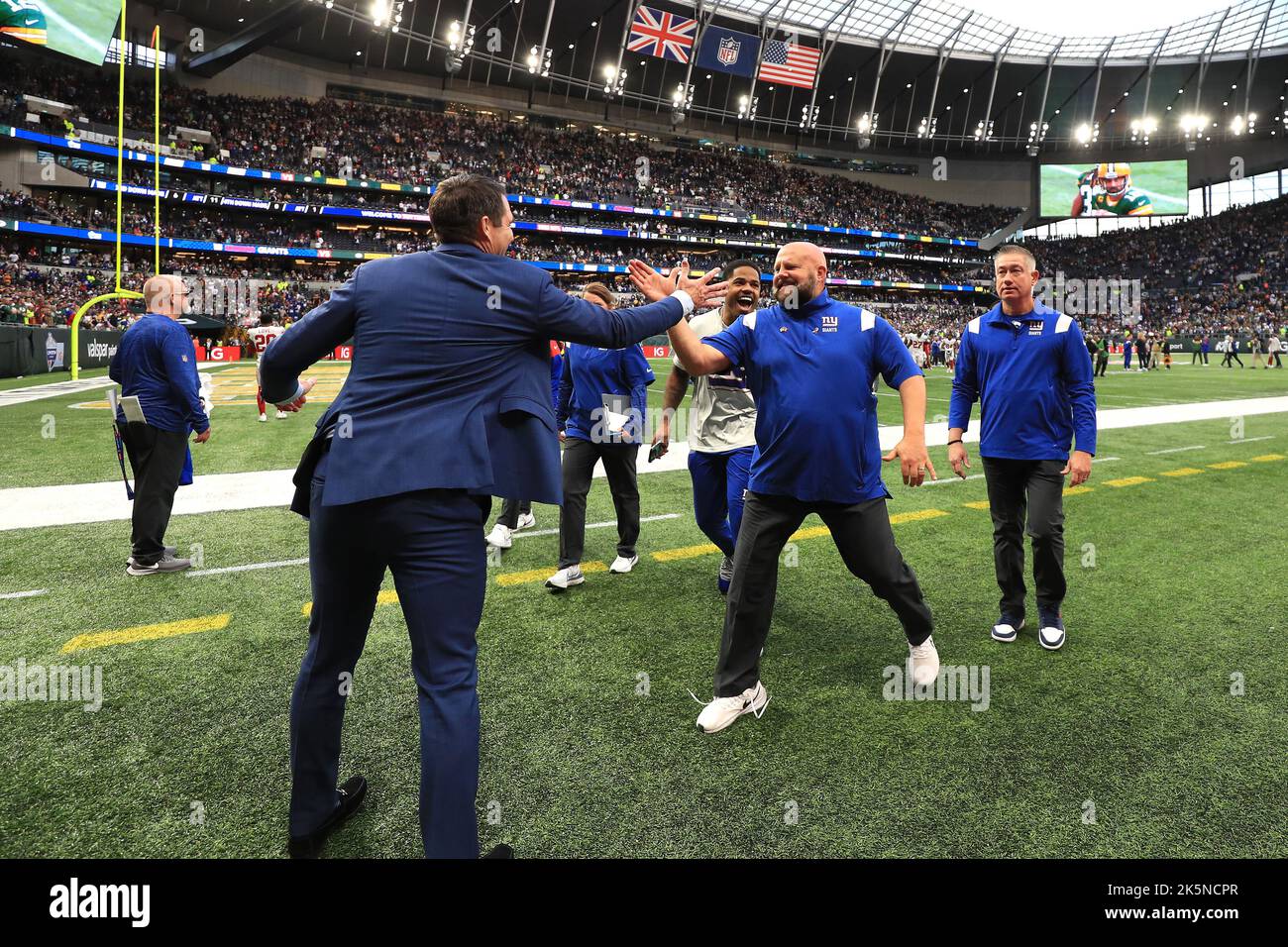 Brian Daboll (Mitte), Cheftrainer der New York Giants, feiert den Sieg gegen die Green Bay Packers während des NFL International-Spiels im Tottenham Hotspur Stadium, London. Bilddatum: Sonntag, 9. Oktober 2022. Stockfoto