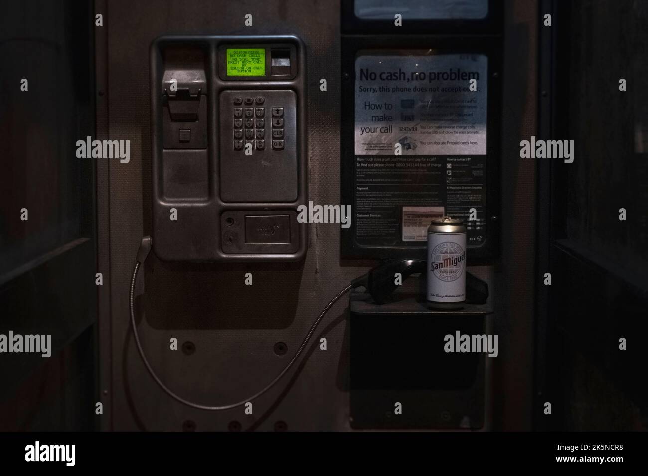 In einer britischen Stadt ist eine Telefonbox zu sehen, bei der der Empfänger aus dem Haken kommt Stockfoto