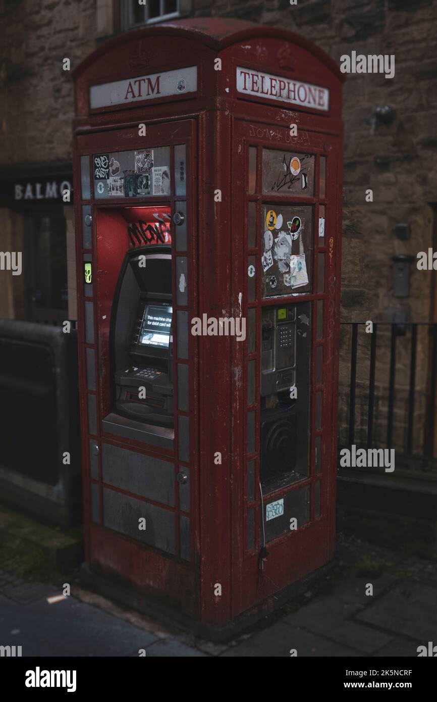 In einer britischen Stadt ist eine Telefonbox zu sehen, bei der der Empfänger aus dem Haken kommt Stockfoto