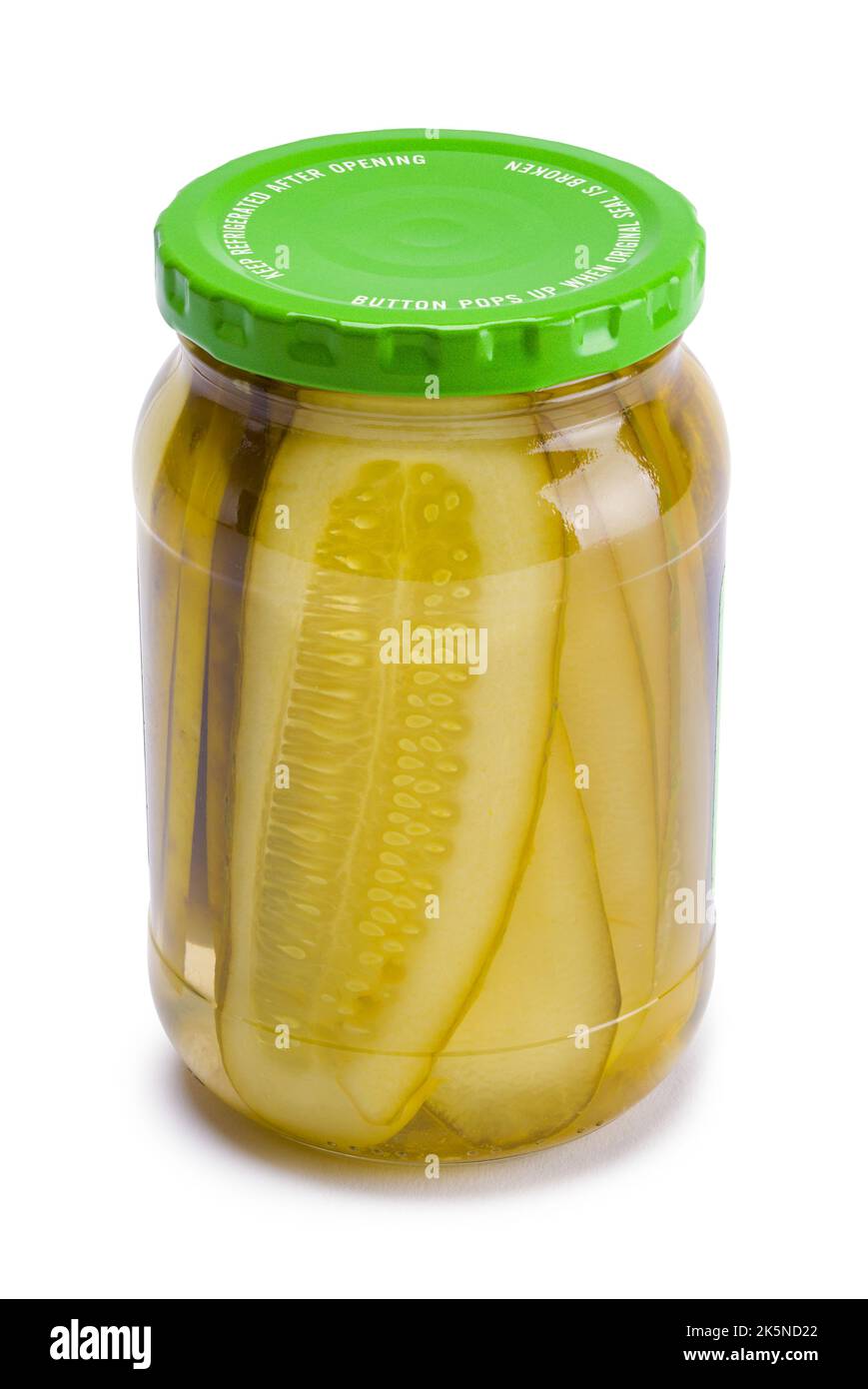 In Scheiben geschnittene Pickles in Glasglas, auf Weiß geschnitten. Stockfoto