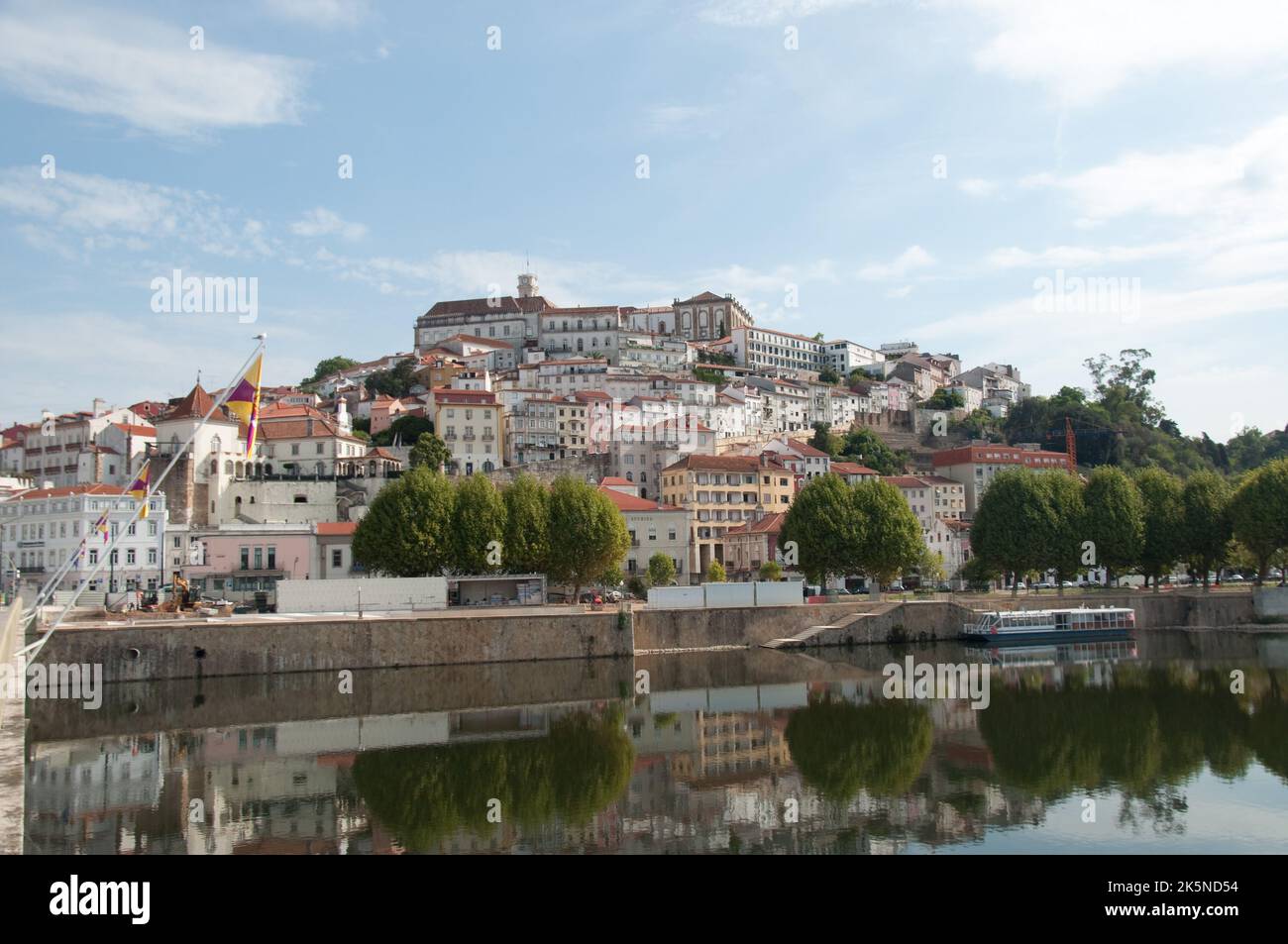 Coimbra, die Universität von Coimbra und den Fluss Mondego, von der Santa Clara Brücke, Coimbra, Portugal Stockfoto