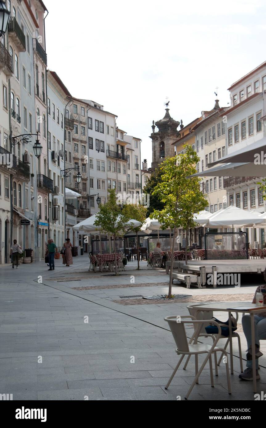 Auf der Praca de Commercio, mit Igreja de São Bartolomeu in der oberen Ecke. Stockfoto