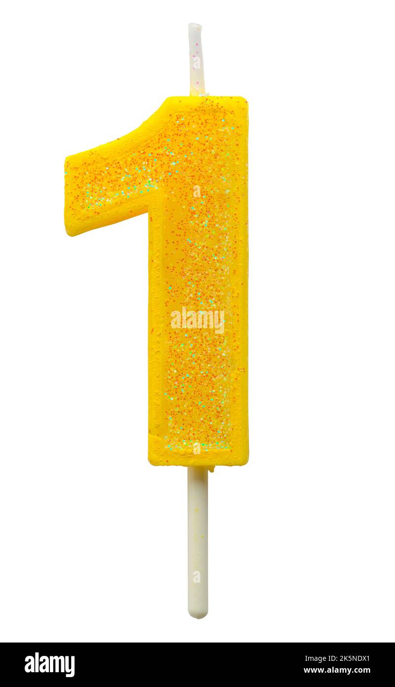 Gelb war die Kerze Nr. 1, die auf Weiß ausgeschnitten wurde. Stockfoto