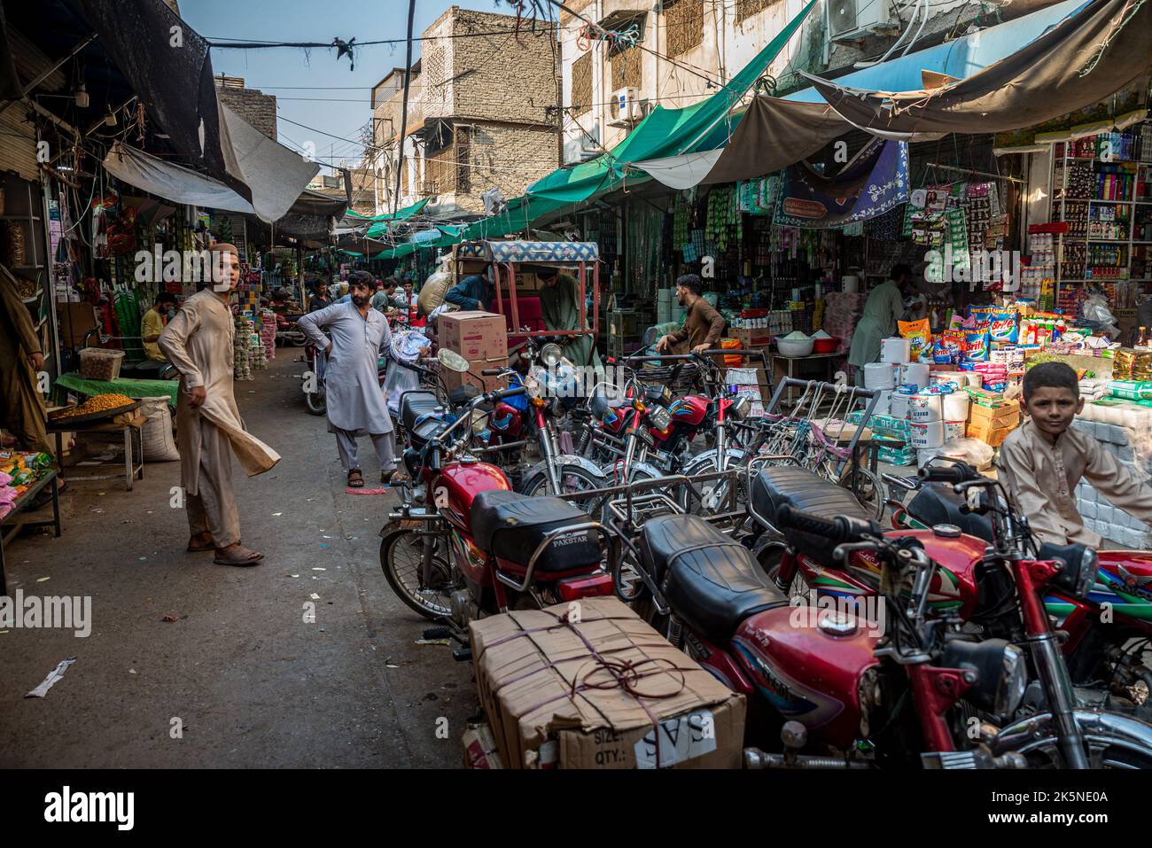 Straßenmarkt in Peshawar, Provinz Khyber Pakhtunkhwa, Pakistan Stockfoto