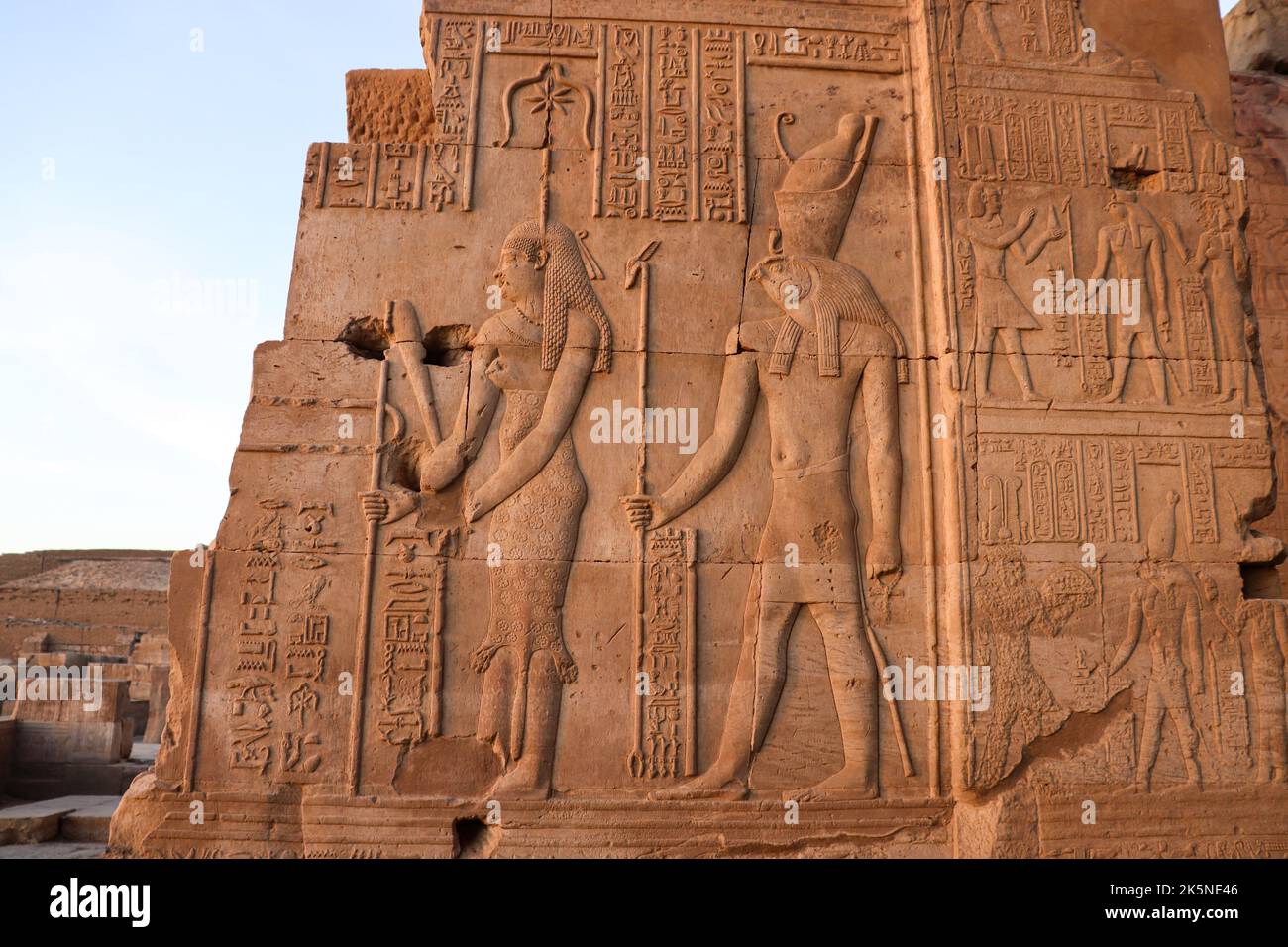 Pharaonische Figuren und Hieroglyphen, die an den Wänden des Kom Ombo-Tempels geschnitzt wurden Stockfoto