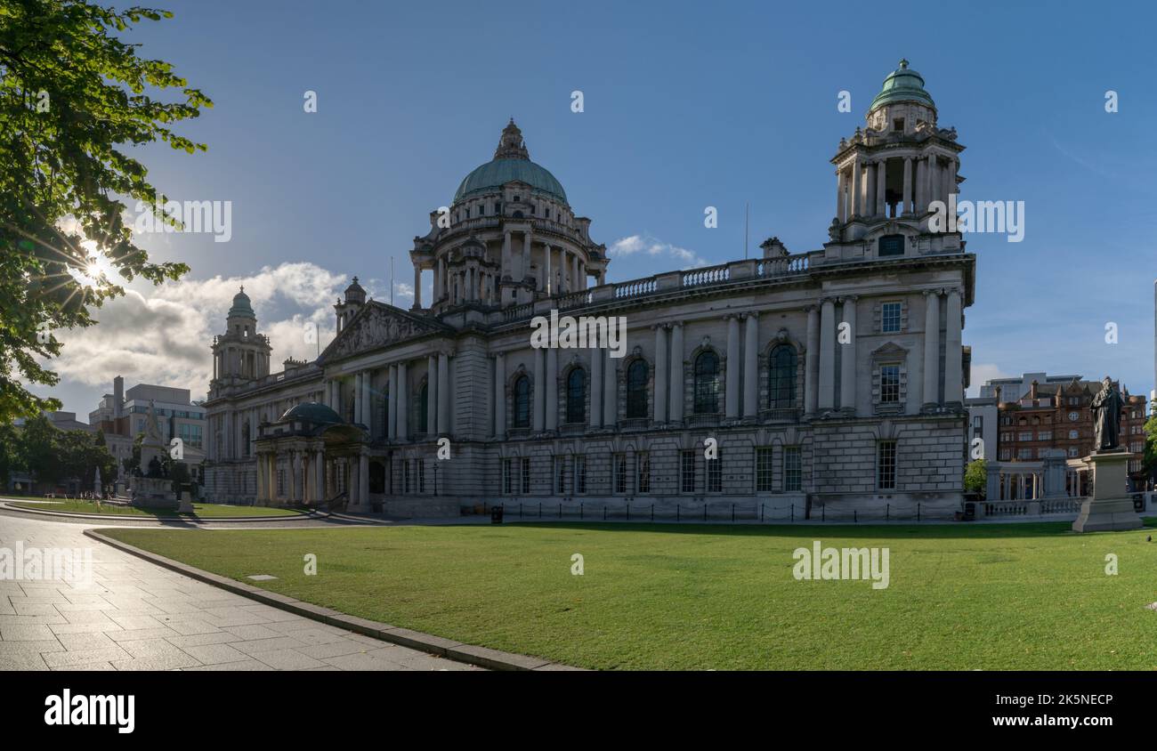 Belfast, Großbritannien - 21. August 2022: Blick auf das historische Rathaus von Belfast und die Titanic Gardens in der Innenstadt Stockfoto