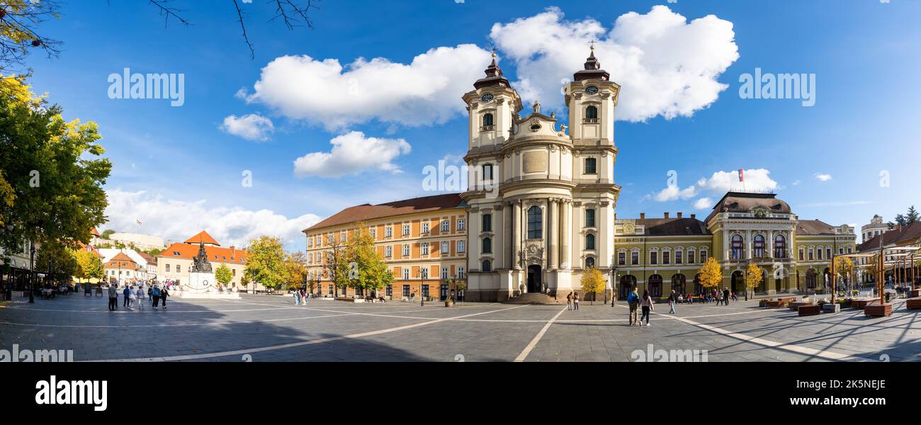 Eger, Ungarn - 2. Oktober 2022: Panoramablick auf den Dobo Istvan Platz in Eger mit der Antonius-von-Padua-Kirche Stockfoto