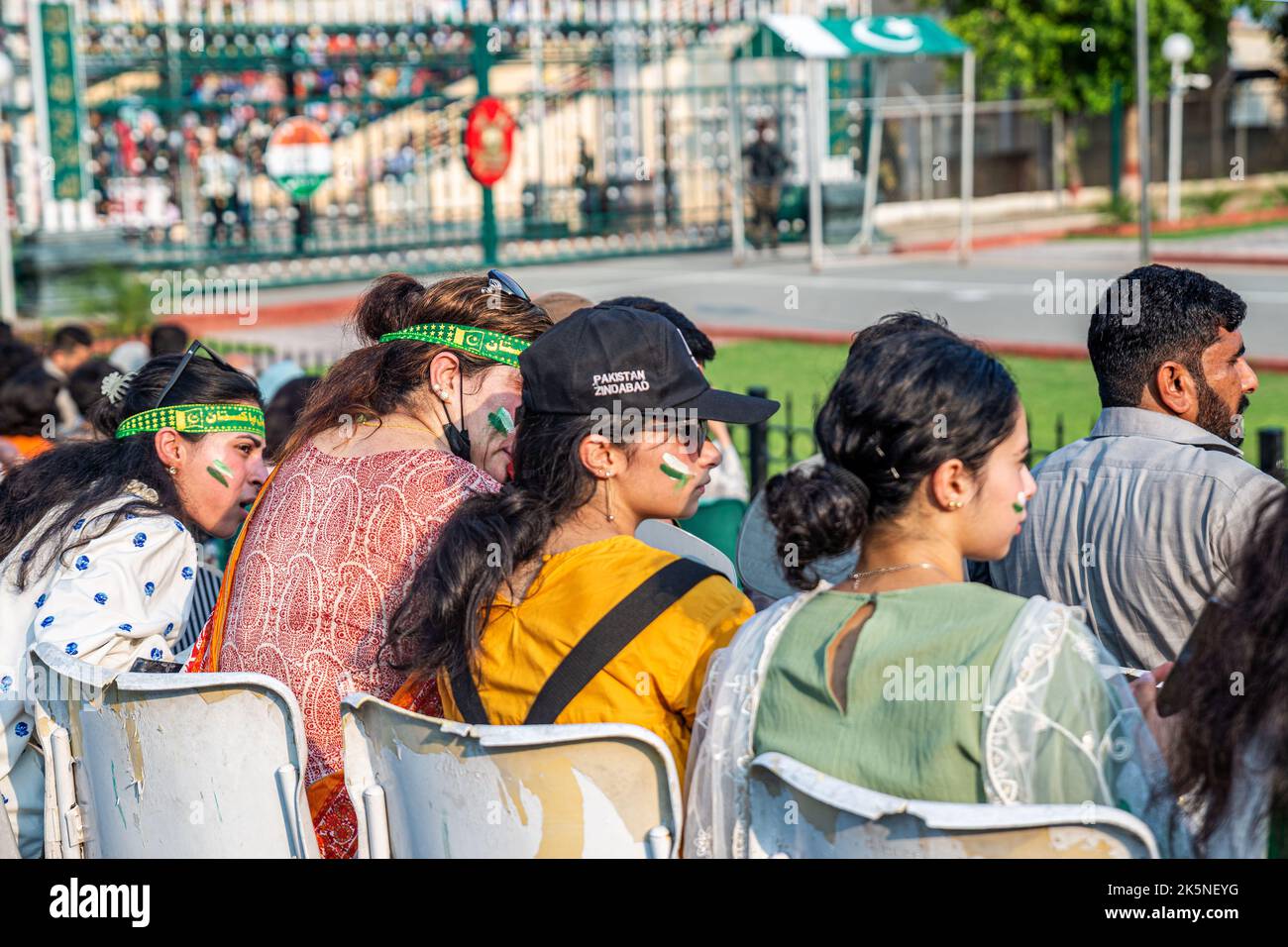 Pakistanische Personen, die an der Zeremonie zur Herabsetzung der Flagge teilnahmen, Grenze Wagah, Pakistan Stockfoto