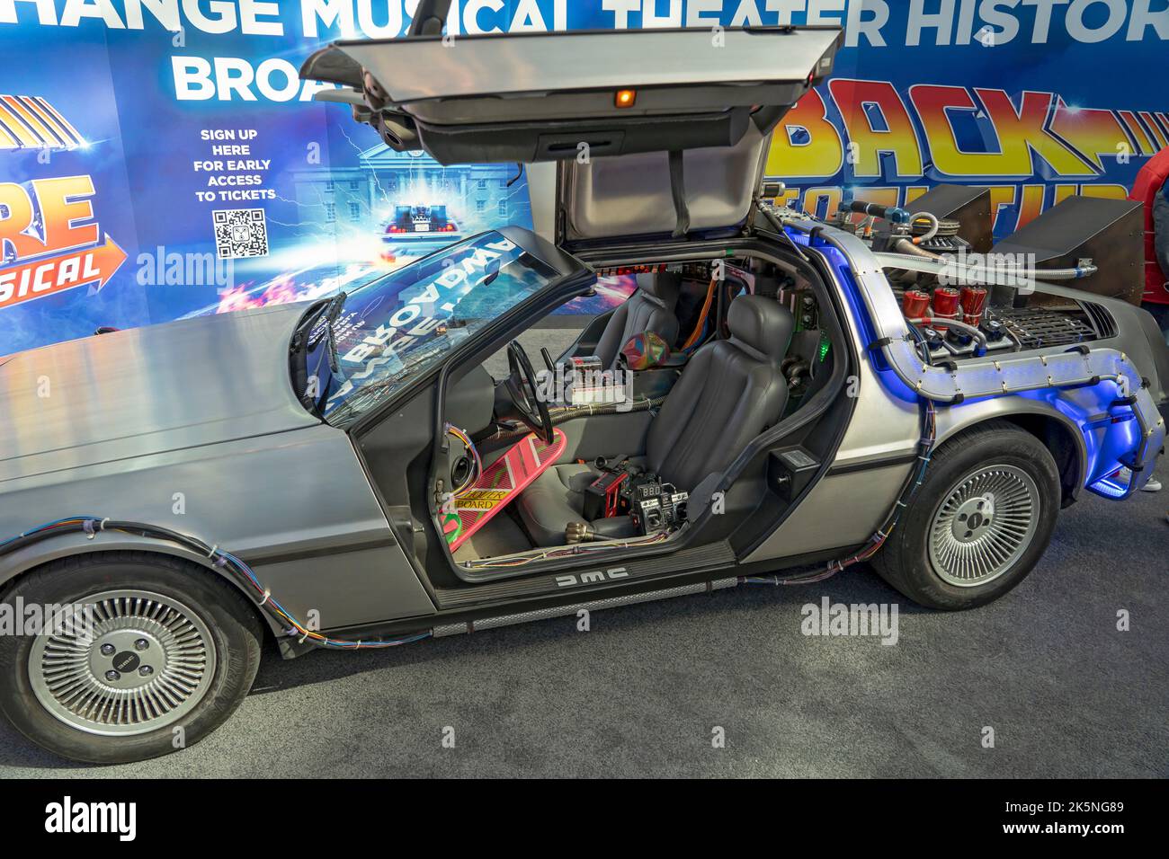 New York, Usa. 08. Oktober 2022. Ein DMC-12 „Time Machine“-Auto der DeLorean Motor Company von „Zurück in die Zukunft“, das während der New York Comic Con 2022 im Jacob Javits Center in New York City zu sehen war. Kredit: SOPA Images Limited/Alamy Live Nachrichten Stockfoto