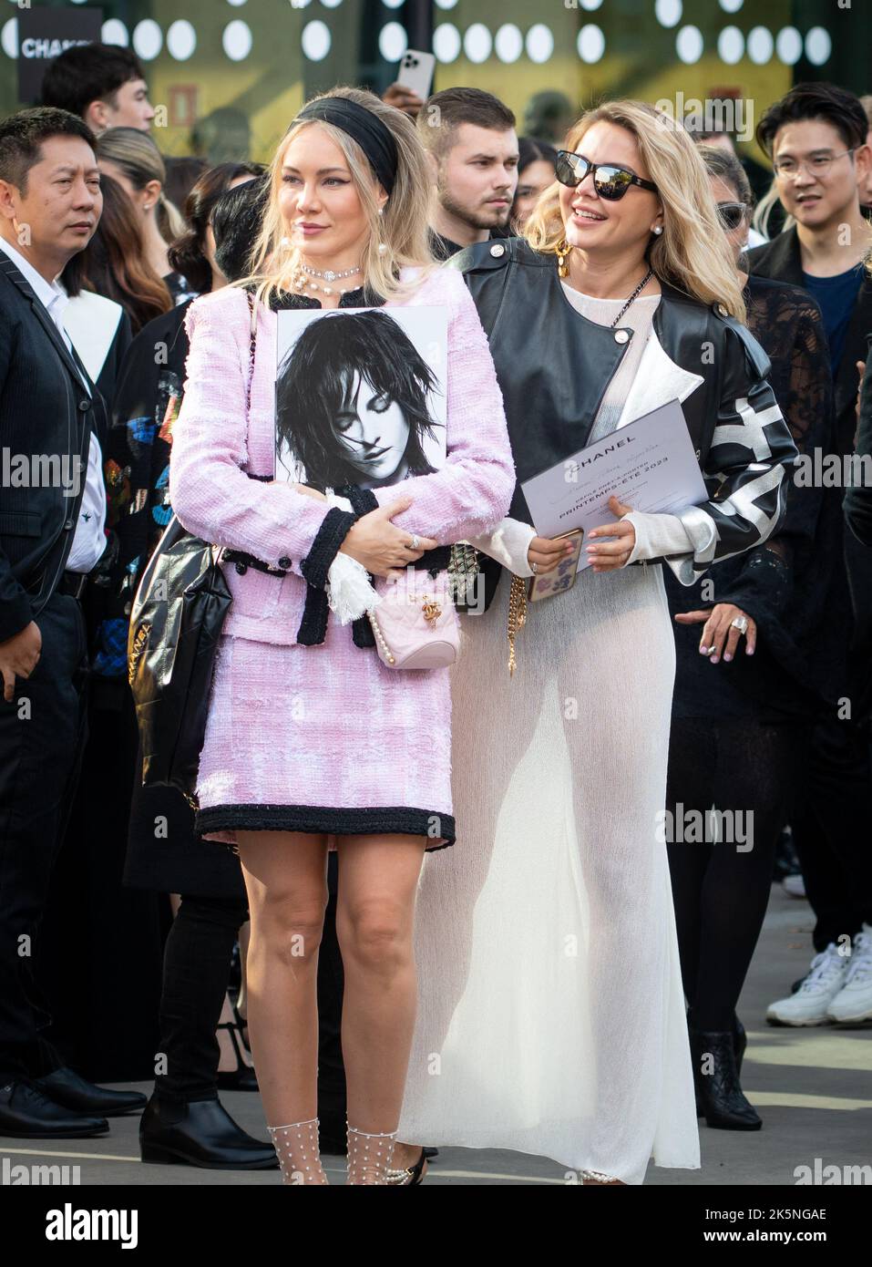 Tetyana Veryovkina und Svetlana Khodtchenkova besuchen die Chanel Womenswear Frühjahr/Sommer 2023 Show PARIS FASHION WEEK - OKTOBER 4 2022 Stockfoto