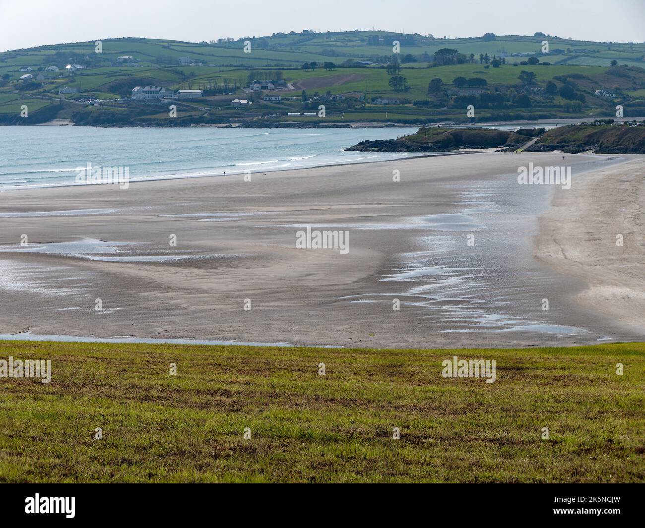 Blick auf den Strand von Inchadoney bei Ebbe. Die malerische Küste des Atlantischen Ozeans im Süden Irlands bei Clonakilty. Eine Sandbank in der Nähe des Körpers Stockfoto