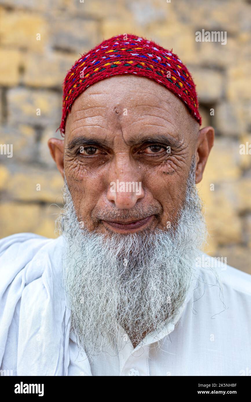 Nahaufnahme eines erwachsenen pakistanischen Mannes mit weißem Bart, Lahore, Pakistan Stockfoto