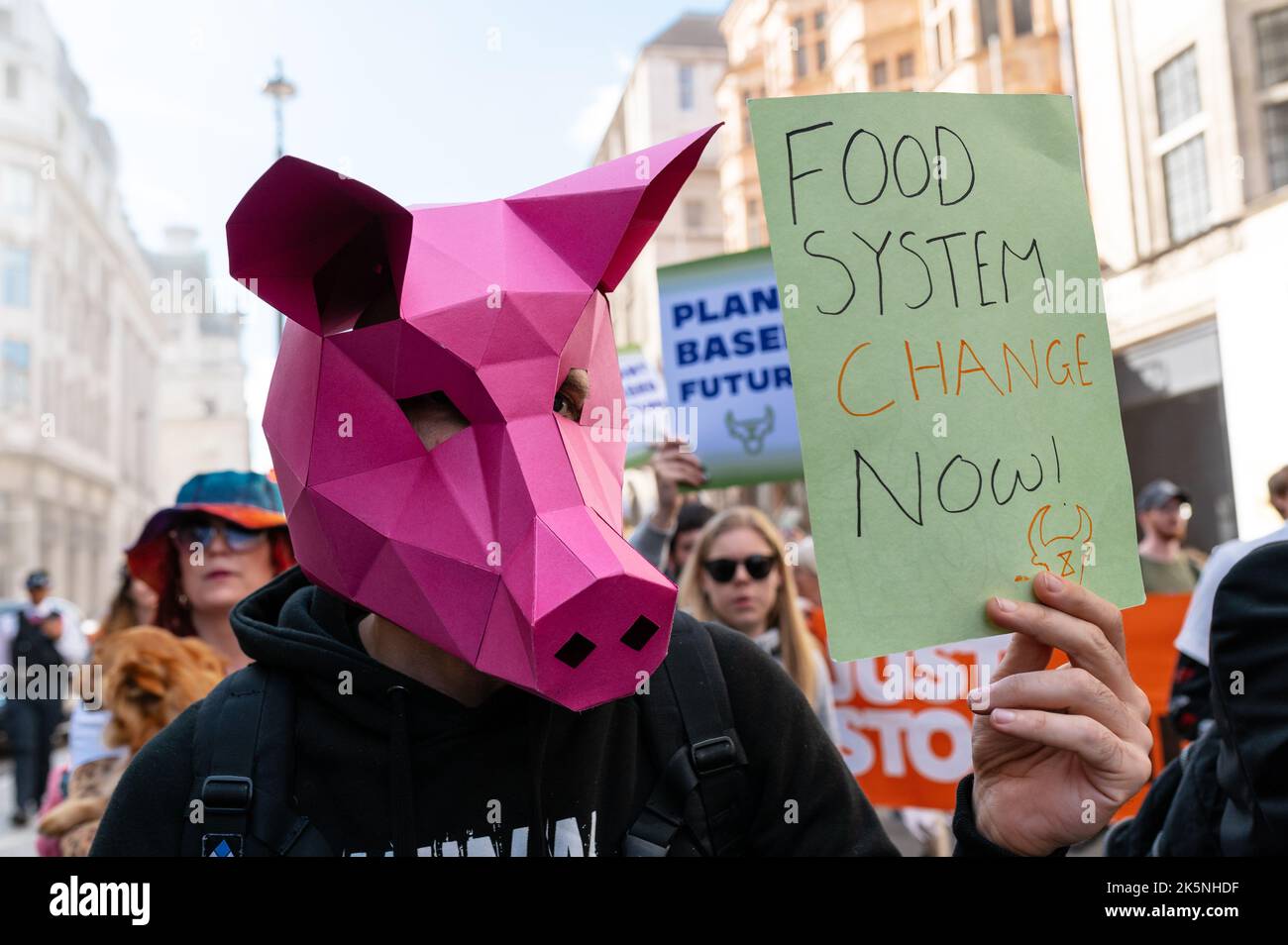 London, Großbritannien. 8. Oktober 2022. Animal Rebellion marsch, um einen Übergang zum pflanzlichen Ernährungssystem zu fordern Stockfoto