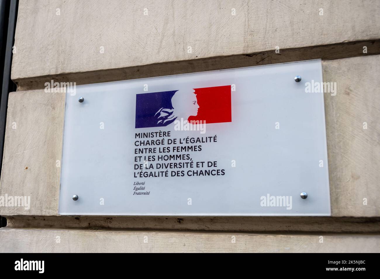 Nahaufnahme der Gedenktafel am Eingang des für die Gleichstellung von Frauen und Männern zuständigen Ministers, Paris, Frankreich Stockfoto