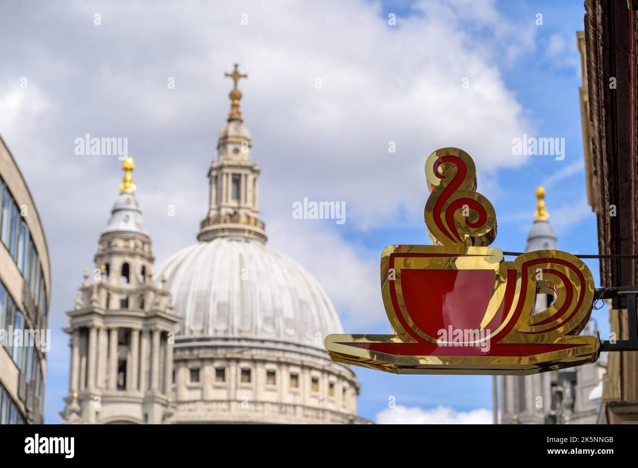 LONDON - 21. Mai 2022: Art Coffee and Sandwiches Shop Schild an der Seite des Gebäudes mit der St Paul's Cathedral im Hintergrund Stockfoto