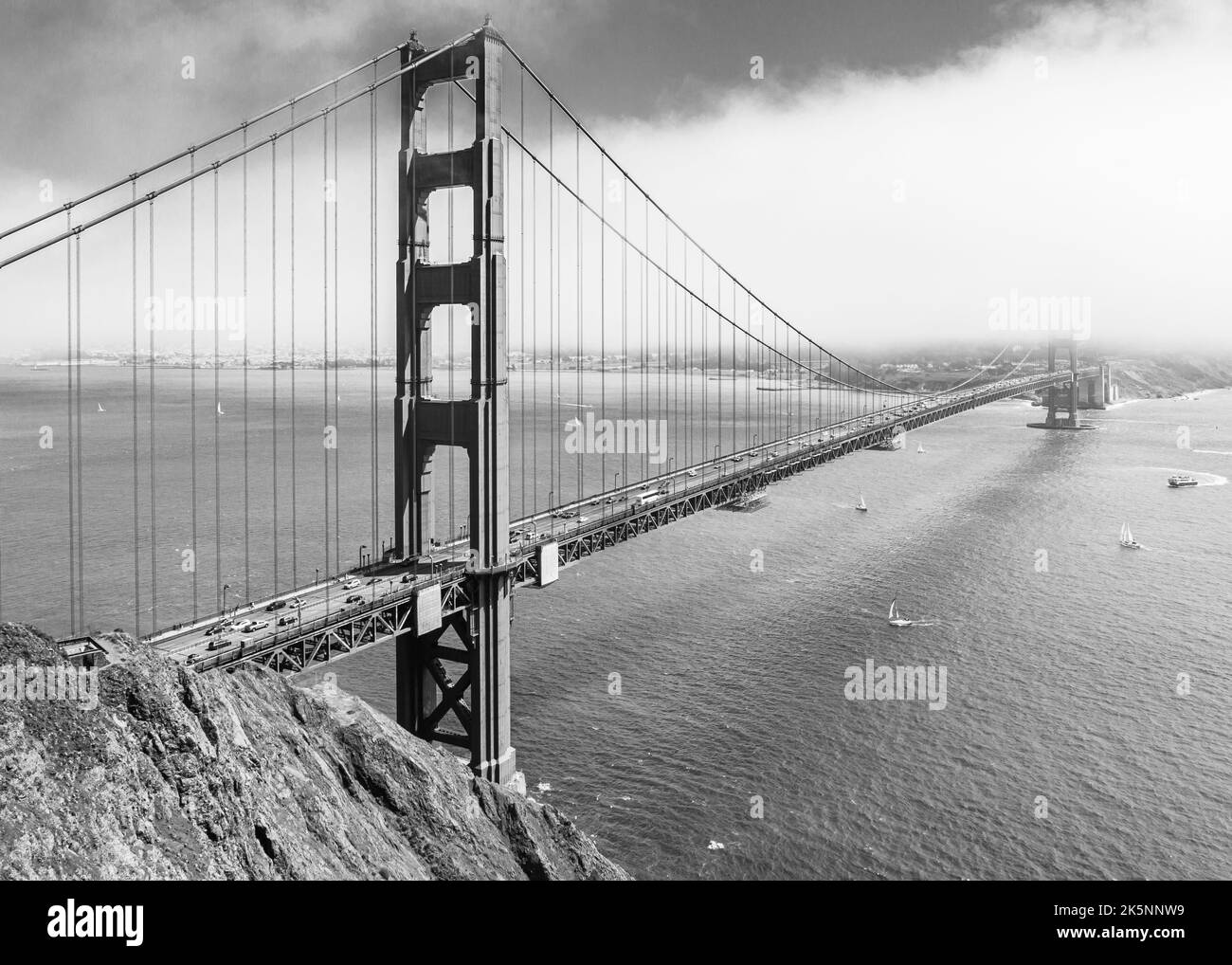 Mitte August rollt Nebel über die Golden Gate Bridge, wobei die ersten Bauabschnitte des Sicherheitsnetzes bereits im Gange sind. Stockfoto