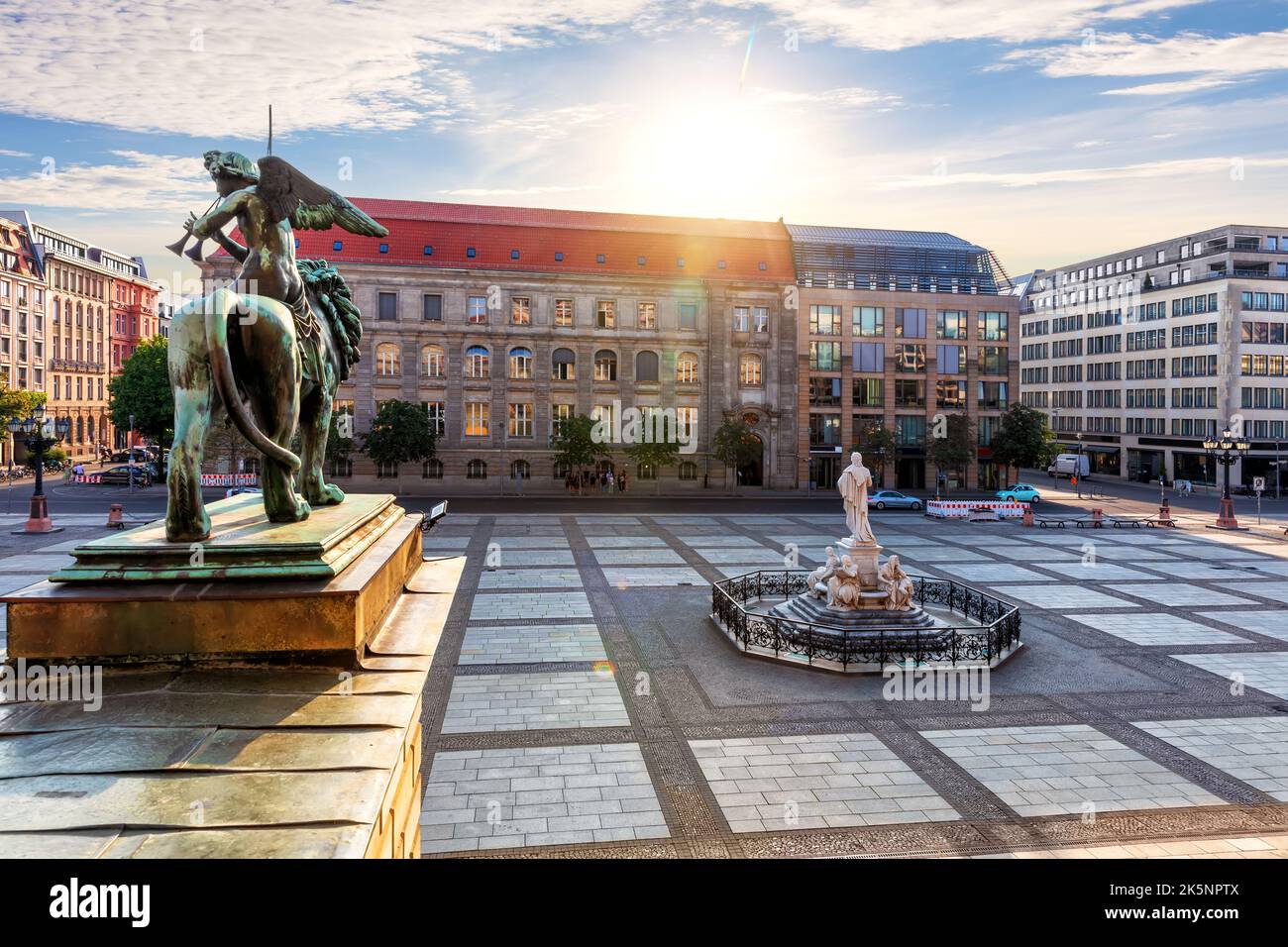 Das Schiller-Denkmal auf dem Gendarmenmarkt bei Sonnenaufgang, Berlin, Deutschland Stockfoto