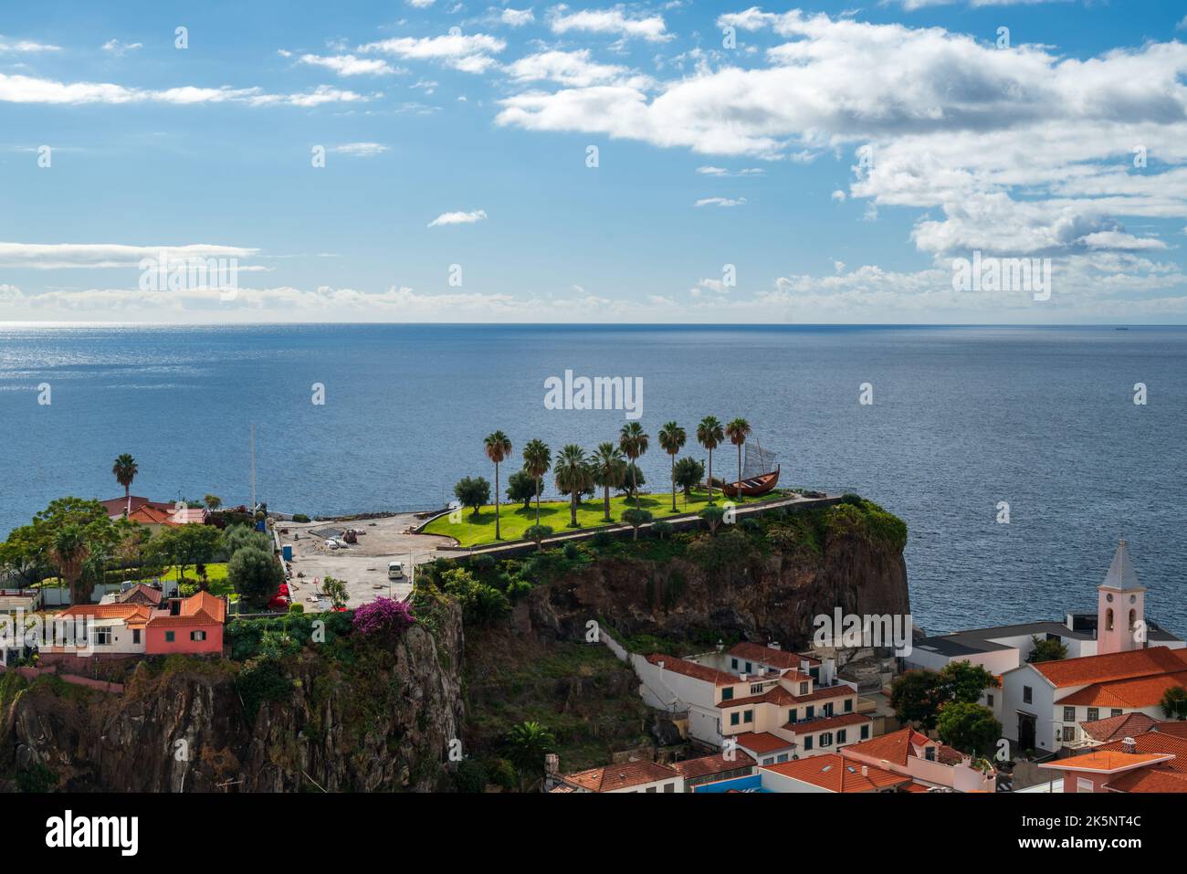 Blick auf die kleine Gemeinde Camara de lobos auf Madeira Portugal mit blauem Himmel und dem Horizont im Hintergrund. Stockfoto