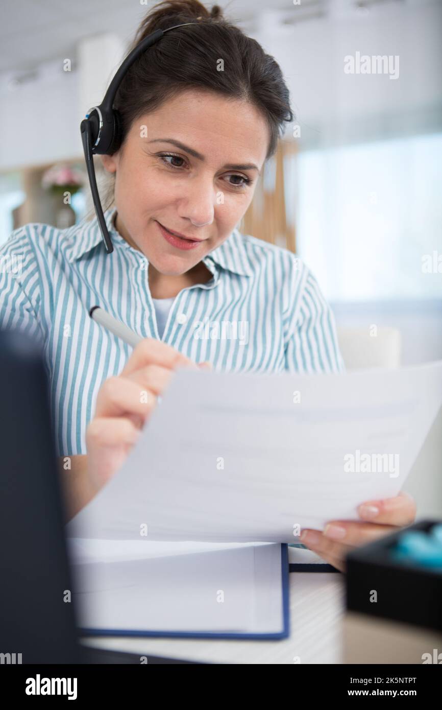 Lächelnder Kundendienstbediener bei der Arbeit Stockfoto