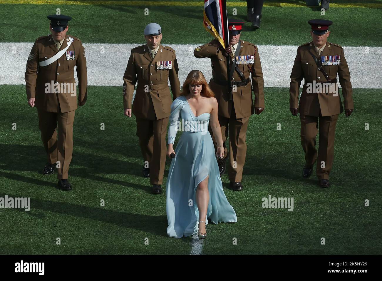 London, Großbritannien. 9.. Oktober 2022; Tottenham Hotspur Stadium. Tottenham, London, England; NFL UK Football, New York Giants versus Greenbay Packers: Camilla Kerslake geht raus, um God Save the King zu singen Credit: Action Plus Sports Images/Alamy Live News Stockfoto