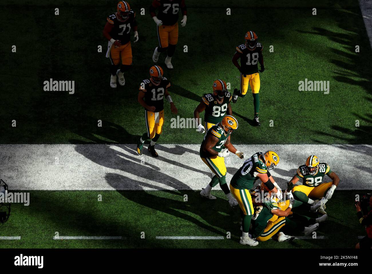 London, Großbritannien. 9.. Oktober 2022; Tottenham Hotspur Stadium. Tottenham, London, England; NFL UK Football, New York Giants versus Greenbay Packers: Green Bay Packers Wide Receiver Allen Lazard (13) feiert einen Touch Down Credit: Action Plus Sports Images/Alamy Live News Stockfoto