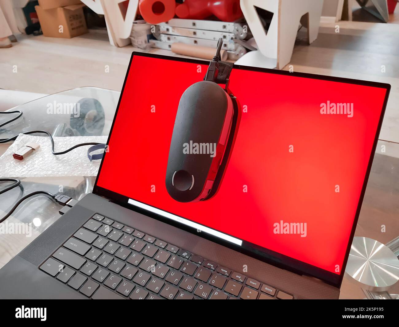 Kalibrierung von Laptop-LED weißen Bildschirm, Monitor color.Computer Display-Kalibrierung für echte genaue rgb-Farben. Fotograf Arbeitsbereich mit beigefügten Stockfoto