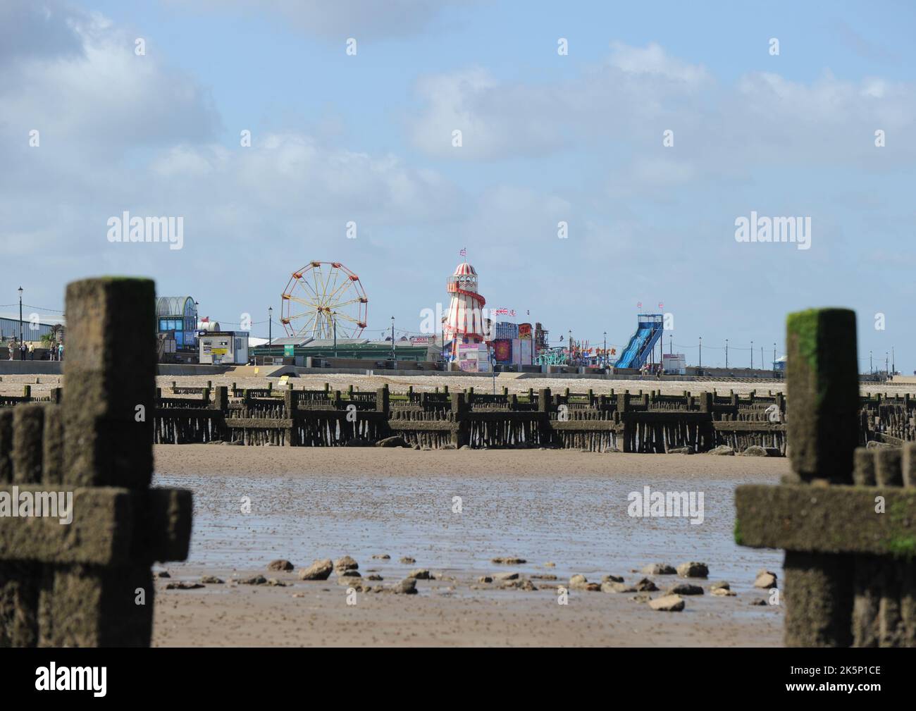 Hunstanton Rainbow Park Messe bei Ebbe gegenüber dem Strand Stockfoto
