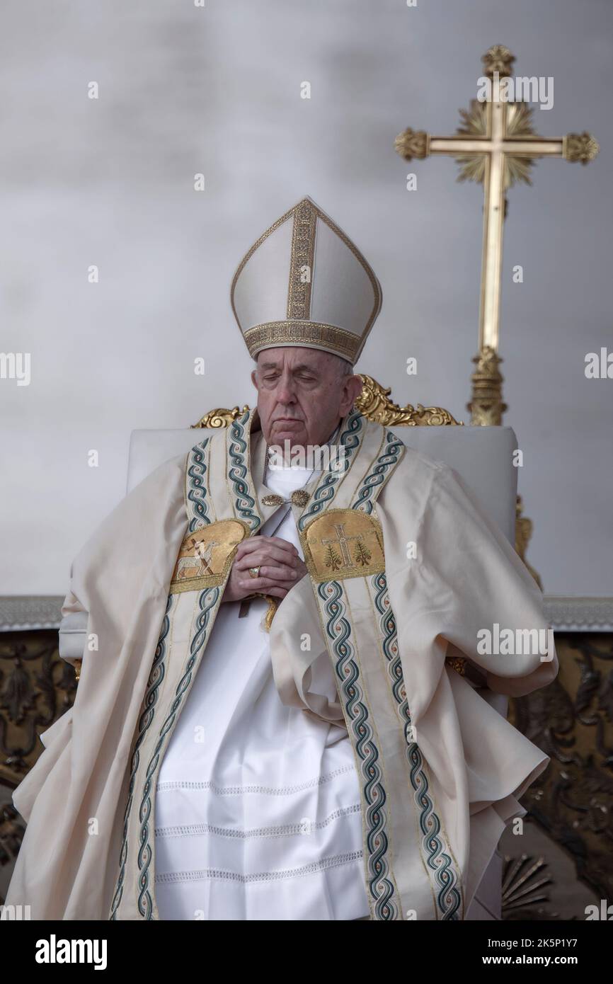 Vatikanstadt, Vatikan, 9. oktober 2022. Papst Franziskus feiert eine Messe zur Heiligsprechung der beiden neuen Heiligen Giovanni Battista Scalabrini und Artemide Zatti auf dem Petersplatz im Vatikan. v Stockfoto